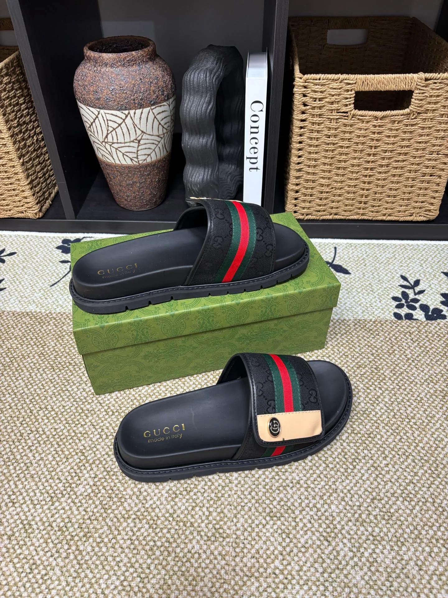 Factory 💰 300 yuan Gucci slippers] high-end men's shoes brand official website 1:1 latest masterpiece: original mold customization, the fabric is made of imported original materials, upgraded outsole, lighter and non-slip. The market's top quality, simple yet tasteful, a must-have for fashionistas, fashionable at your feet, full of confidence, the same style at the counter 👍The season of summer slippers is here. Code: 38-45 (45 customized)